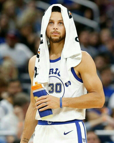 王曼昱“憋笑”嘴角压得好辛苦！想笑又不敢笑，与场上成鲜明对比（王曼昱强忍笑意，嘴角按得紧：想笑不敢笑，与赛场氛围形成强烈反差）