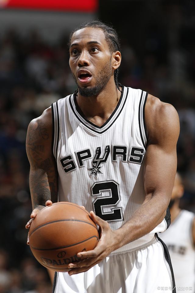 邮报：明年世界杯上下半场中段设强制补水时间，每次三分钟（邮报：明年世界杯每半场中段将设3分钟强制饮水暂停）